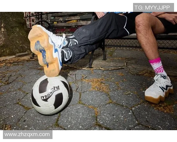 喷雾场景足球明星联名款背包引领时尚潮流与运动风尚结合